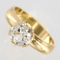 Ring, med vit sten, stl 18¼, bredd 4mm, tillverkar Alton, 18K Vikt: 5,6 g
