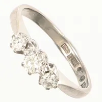 Ring med diamanter 2 x ca 0,07+ 1 x ca 0,15ct, vitguld, stl 16¼, bredd 2-4mm, bör rodieras om, inneslutningar, 18K Vikt: 2,6 g