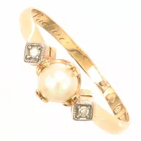 Ring med diamanter 2 x ca 0,01ct samt pärla, stl 17½, bredd ca 1,5-6mm, tvåfärgad, gravyr, repig, 18K Vikt: 1,9 g