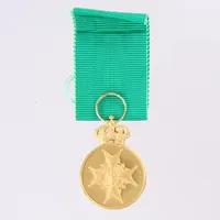 Medalj, Kungliga Vasaorden, 18K, Ø23,6mm, klippt sidenband i ametistgrönt medföljer, originaletui Vikt: 11,5 g