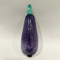 Konstglas, aubergine ur serien Frutteria, Gunnel Sahlin för Kosta Boda, signerad och numrerad 95914, etikettmärkt, längd: 22,5cm Vikt: 0 g