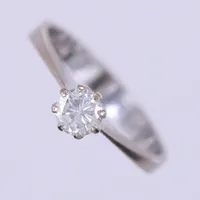 Ring vitguld med diamant 1x0,41ct, stl: 17¼, bredd: ca 1-3mm, IBA, 18K Vikt: 2,8 g