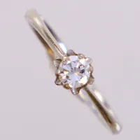 Ring med diamant ca 0,23ct enligt gravyr, stl 17¼, bredd 2,5-5,5mm, vitguld. 18K  Vikt: 2,6 g