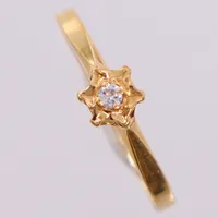 Ring med diamant ca 0,03ct, stl 17, bredd ca 1,5-5mm, Guldfynd. 18K  Vikt: 1,5 g