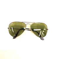 Ett par solglasögon Ray-Ban Aviator, Pilot, Made in Italy, Large 00/54, 58¤14 2N, metallbåge, gröna glas, bruksskick, saknar fodral Vikt: 0 g