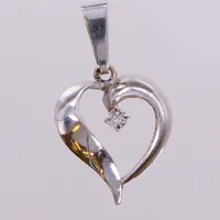 Hänge hjärta med diamant ca 0,005ct 8/8-slipad, 24,5mm inkl ögla, bredd 14mm, vitguld. 18K  Vikt: 1,5 g