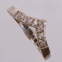 Ring med diamanter 3x ca 0,01-0,02ct, totalt 0,06ct enligt gravyr, stl 16¾, bredd 2mm, vitguld. 18K  Vikt: 2,4 g