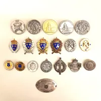Diverse medaljer/broscher, vissa med emalj/förgyllning, gravyr, 830/1000 silver, 208,4gr Vikt: 208,4 g