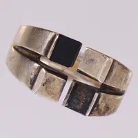 Ring med svart sten, stl 17, bredd 3,5-11mm, en sten saknas, Esprit. 925/1000 silver Vikt: 8,8 g