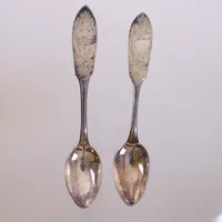 2 skedar, längd 12,2-12,5cm, Tornedal, Mema, gravyr, 830/1000 silver Vikt: 25,8 g