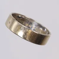 Ring, vitguld, stl 21½, bredd 5mm, gravyr, slitage, 18K Vikt: 6,6 g