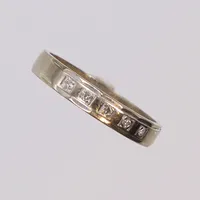 Ring, vitguld med diamanter ca 5x0,01ct, stl 17, bredd 3mm, 18K Vikt: 2,9 g