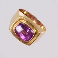 Ring med fasettslipad lila sten, stl 17, bredd 5-10mm, Petterssons Eftr Juvelerar Ab, Stockholm 1955, bruksslitage, 18K Vikt: 4,4 g