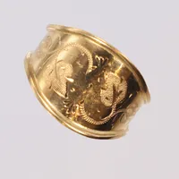 Ring, s k Gotlandsring, graverad dekor, stl 19½, bredd 4-15mm, Historiska Smycken, Visby, smärre repor, 18K Vikt: 4 g