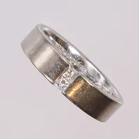 Ring med princesslipade diamanter 2xca0,06ct enligt gravyr, stl 17½ bredd 5mm, gravyr, Schalin 18K  Vikt: 8,5 g
