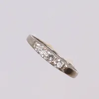 Ring med vita stenar stl 16½ bredd 1,5-3mm, vitguld, slitage, 18K Vikt: 1,5 g