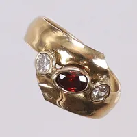 Ring med vita samt röd sten, stl 17½ bredd 5-12mm, 14K  Vikt: 1,5 g
