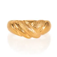 Delvis matterad ring i 18K guld. Den är 3,1 - 9 mm bred, är i storlek 18¾ och väger 5,4g. Tillverkad 2003 av Bengt Hallbergs Guldsmed AB. Kattfot.