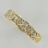 Ring med diamanter totalt ca 0,15ct, stl 17, bredd 2-4mm, 18K  Vikt: 3,3 g