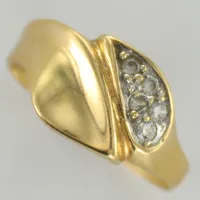 Ring med vita stenar, stl 18, bredd ca 1-10mm, repig, skev skena, 18K Vikt: 3,4 g