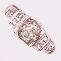 Ring med antikslipad diamant ca 0,50ct, kvalitet ca Ca(O-P)/VS, samt rosenslipade diamanter, stl: 18½, 14K vitguld Vikt: 4,1 g