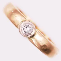 Ring med briljantslipad diamant ca 0,18ct, stl: 16¼, gravyr, 18K guld Vikt: 5,6 g