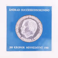 Jubileumsmynt, 200 Kronor, Carl XVI Gustaf, Till minnet av ändrad successionsordning,1980, Ø36mm, i plastkassett, 925/1000 silver.    Vikt: 26 g