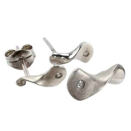 SET - Örhängen och Hänge, silver 925/1000, vita stenar, hänge längd 15 mm, örhängen längd 11 mm, en plopp saknas, fint skick Vikt: 2 g