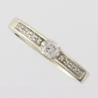 Ring med diamanter 0.25 ct enligt inskription, storlek 17½mm, bredd 2-2.7 mm, 14k vitguld. Vikt: 3 g