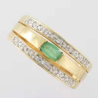 Ring med smaragd och diamanter 0.10 ct, Guldfynd AB. storlek 18 mm, bredd 3.3-8.2 mm, 18 k. Vikt: 3,6 g