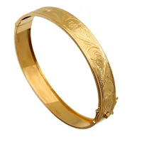 Armring, 18K guld, delvis mönstrad dekor, oval, öppningsbar, svensk kontrollstämpel, inre omkrets 17,5 cm, bredd 10 mm, mycket fint skick Vikt: 14,2 g