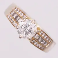 Ring, stora diamanten ca 1,00ct W/SI, resten ca0,45ctv brilliant & prinsessslipade, stl 16¾, 18K  Vikt: 6,7 g