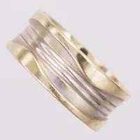 Ring, stl 16¾, bredd 7,3mm, tvåfärgad, ograverad, 14K  Vikt: 3,4 g
