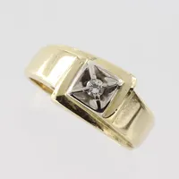 Ring med diamant ca 0.08 ct,storlek 18.5 mm, ojämn form, 14 k. Vikt: 5,3 g