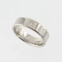 Ring Schalin , viguld med diamant 0.03 ct, storlek 15½ mm, bredd 5.0 mm,18k. Vikt: 5,2 g