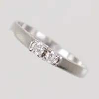 Ring, stl 16¼, 2 diamanter totalt 0,14ctv, W/VS enligt gravyr, bredd 2 - 2,6mm, vitguld, 18K  Vikt: 1,7 g