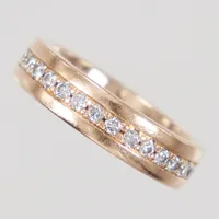 Ring, stl 16½, diamanter 14 x totalt ca 0,28ctv enligt gravyr, bredd 4,9mm, gravyr/slitage, gulguld, Schalin 18K  Vikt: 7 g