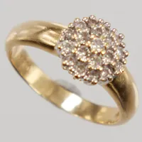 Ring, stl 18, diamanter 19x totalt 0,52ctv enligt gravyr, fattning 9,6 x 10mm, gulguld, JEL 18K Vikt: 4,7 g