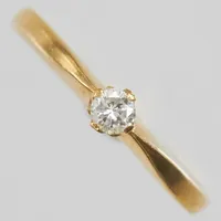 Ring med diamant ca 0,10ct, ca Wesselton(H)/SI, GHA, Ø16, bredd:2-3,5mm, gravyr, 18K  Vikt: 2,4 g