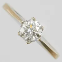 Ring, briljantslipad diamant 0,75ct enligt gravyr, ca W(H)/VVS2, Ø17, GHA, bredd:1,7-6mm, vitguld, 18K. Vikt: 3,4 g