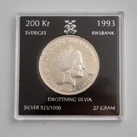 Minnesmynt i silver, Drottning Silvia, Sverige 1943 23 Dec 1993, nominellt värde  200kr, Ø36mm, plastetui, 925/1000, vikt 27g Vikt: 27 g