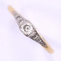 Ring med vitguldsinfattade diamanter, 0,15ct, gravyr, 20K Vikt: 3,8 g