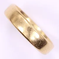 Ring, stl 18¾, bredd 5mm, gravyr, 18K Vikt: 6,5 g