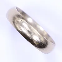 Ring, stl 18½, bredd 5mm, vitguld, gravyr, 18K Vikt: 5,7 g