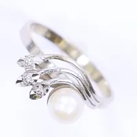 Ring med pärla och diamanter, totalt ca 0,15ct, stl 16¼, bredd 2-8mm, 18K, Bruttovikt 2,3g Vikt: 2,3 g