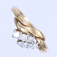 Ring med diamanter 3x ca 0,07ct 4x ca 0,04ct totalt ca 0,37ct, stl 18½, bredd 2-10mm, 18K Vikt: 3,9 g