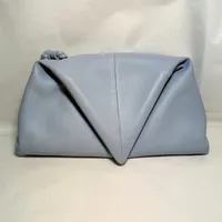 Handväska Bottega Veneta, Envelope Clutch, isblå, 32x10cm, höjd 18cm, visst slitag, dustbag Vikt: 0 g