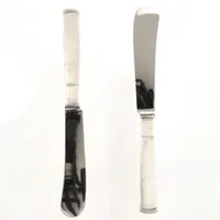 Två smörknivar, Rosenholm, längd ca 161mm, blad i rostfritt stål, GAB, repiga, bruttovikt: 86,6g Vikt: 86,6 g