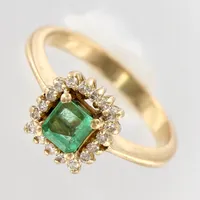 Ring med grön sten och diamanter 18xca0,01ct, stl 17¼, bredd 3-9mm, 18K Vikt: 4,3 g