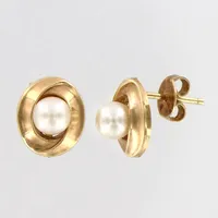 Ett par örhängen med pärla, Ø9mm, 18K Vikt: 1,7 g